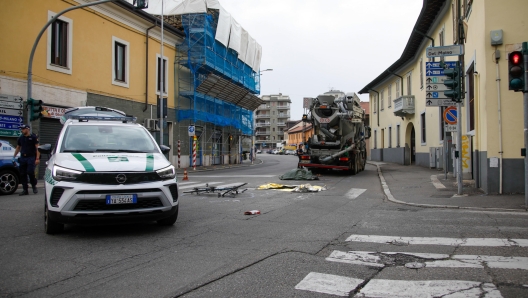 Le forze dell'ordine sul luogo dove un uomo di 70 anni è morto dopo essere stato travolto da una betoniera, mentre era in sella alla sua bicicletta, a Rho (Milano), 19 giugno 2024. A quanto emerso il conducente del mezzo pesante, 42 anni, non ha visto il ciclista e lo ha investito durante la marcia, uccidendolo sul colpo. La dinamica dell'incidente è ancora al vaglio degli investigatori.    ANSA / Sergio Pontoriero