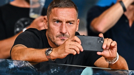 GENOA, ITALY - SEPTEMBER 28: Francesco Totti, former captain of Roma, looks on prior to kick-off in the Serie A TIM match between Genoa CFC and AS Roma at Stadio Luigi Ferraris on September 28, 2023 in Genoa, Italy. (Photo by Simone Arveda/Getty Images)