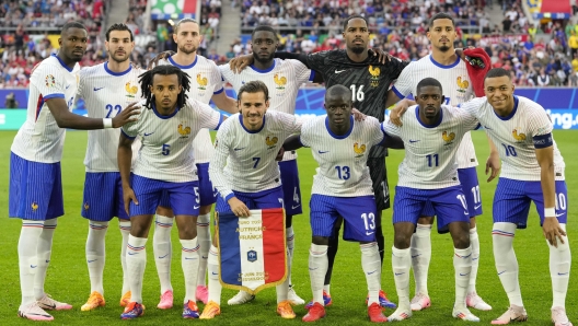 French players pose for the team picture ahead of a Group D match between Austria and France at the Euro 2024 soccer tournament in Duesseldorf, Germany, Monday, June 17, 2024. (AP Photo/Andreea Alexandru)