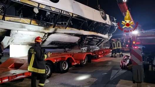 (FRAME DA VIDEO VIGILI DEL FUOCO) La rimozione, verso le 5 del mattino, della carcassa del pullman precipitato ieri sera sotto il cavalcavia di Mestre, nel quale sono morte 21 persone, di cui due bambini, e 15 sono rimaste ferite; di queste, 5 sono in gravi condizioni, Mestre, 04 ottobre 2023. ANSA/ VIGILI DEL FUOCO +++ ANSA PROVIDES ACCESS TO THIS HANDOUT PHOTO TO BE USED SOLELY TO ILLUSTRATE NEWS REPORTING OR COMMENTARY ON THE FACTS OR EVENTS DEPICTED IN THIS IMAGE; NO ARCHIVING; NO LICENSING +++ NPK +++ /// ( STILL IMAGE FROM A FIRE BRIGADE VIDEO) The carcass of the bus that crashed last night under the Mestre overpass, in which 21 people died, including two children, and 15 were injured, was removed around 5 a.m, in Mestre, Italy, 04 October 2023. Five injured are in serious condition. ANSA/ ITALIAN FIREFIGHTERS +++ ANSA PROVIDES ACCESS TO THIS HANDOUT PHOTO TO BE USED SOLELY TO ILLUSTRATE NEWS REPORTING OR COMMENTARY ON THE FACTS OR EVENTS DEPICTED IN THIS IMAGE; NO ARCHIVING; NO LICENSING +++ NPK +++