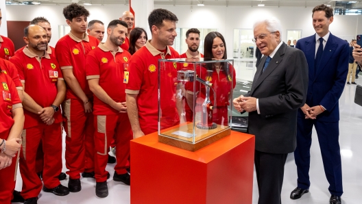 mattarella ferrari regalo lampada