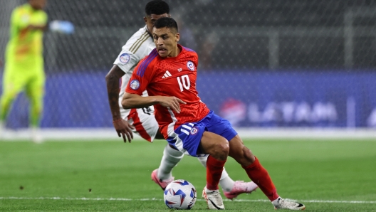 ARLINGTON, TEXAS - JUNE 21: Alexis Sanchez of Chile controls the ball during the CONMEBOL Copa America 2024 Group A match between Peru and Chile at AT&T Stadium on June 21, 2024 in Arlington, Texas.   Omar Vega/Getty Images/AFP (Photo by Omar Vega / GETTY IMAGES NORTH AMERICA / Getty Images via AFP)