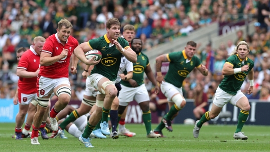 LONDON, ENGLAND - JUNE 22:  Evan Roos of South Africa breaks with the ball during the Summer Rugby International match between South Africa and Wales at Twickenham Stadium on June 22, 2024 in London, England. (Photo by David Rogers/Getty Images)