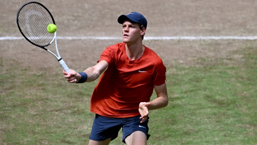 Italy's Jannik Sinner returns the ball to Poland's Hubert Hurkacz during the men's singles final tennis match of the ATP 500 Halle Open tennis tournament in Halle, western Germany on June 23, 2024. (Photo by CARMEN JASPERSEN / AFP)