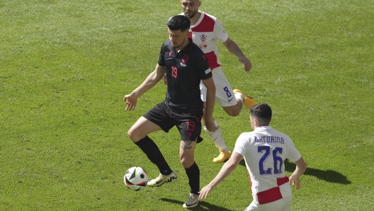 Albania's Mirlind Daku, centre, controls the ball ahead Croatia's Martin Baturina during a Group B match between Croatia and Albania at the Euro 2024 soccer tournament in Hamburg, Germany, Wednesday, June 19, 2024. (AP Photo/Sunday Alamba)    Associated Press / LaPresse Only italy and Spain