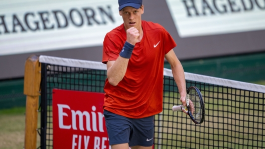 HALLE, GERMANY - JUNE 23: Jannik Sinner of Italy celebrates winning the final match of the Terra Wortmann Open 2024 against Hubert Hurkacz of Poland at OWL-Arena on June 23, 2024 in Halle, Germany.  (Photo by Thomas F. Starke/Getty Images)