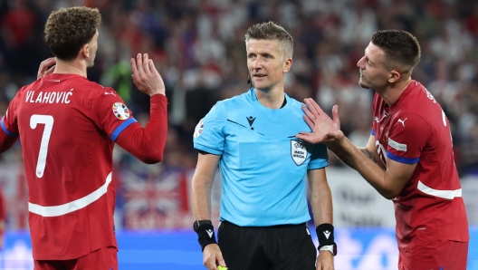 epa11416336 Dusan Vlahovic of Serbia (L) and Sergej Milinkovic Savic of Serbia argue with Italian referee Daniele Orsato during the UEFA EURO 2024 group C match between Serbia and England in Gelsenkirchen, Germany, 16 June 2024.  EPA/CHRISTOPHER NEUNDORF