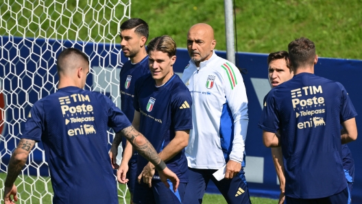 Italy's head coach Luciano Spalletti (C) leads a training session at the team's base camp at the Hemberg-Stadion in Iserlohn on June 26, 2024, during the Euro 2024 football competition. (Photo by Alberto PIZZOLI / AFP)