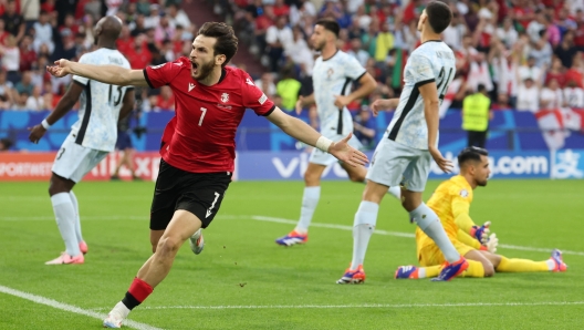 epaselect epa11440294 Khvicha Kvaratskhelia of Georgia celebrates after scoring the 1-0 goal during the UEFA EURO 2024 group F soccer match between Georgia and Portugal, in Gelsenkirchen, Germany, 26 June 2024.  EPA/FRIEDEMANN VOGEL