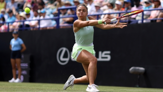 EASTBOURNE, ENGLAND - JUNE 27: Jasmine Paolini of Italy plays a backhand against Katie Boulter of Great Britain during the Women's Singles Quarter Final match on Day Six of the Rothesay International Eastbournat Devonshire Park on June 27, 2024 in Eastbourne, England.  (Photo by Charlie Crowhurst/Getty Images for LTA)