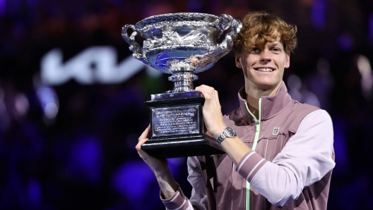 TOPSHOT - Italy's Jannik Sinner celebrates with the Norman Brookes Challenge Cup trophy after defeating Russia's Daniil Medvedev in the men's singles final match on day 15 of the Australian Open tennis tournament in Melbourne on January 28, 2024. (Photo by Martin KEEP / AFP) / -- IMAGE RESTRICTED TO EDITORIAL USE - STRICTLY NO COMMERCIAL USE --