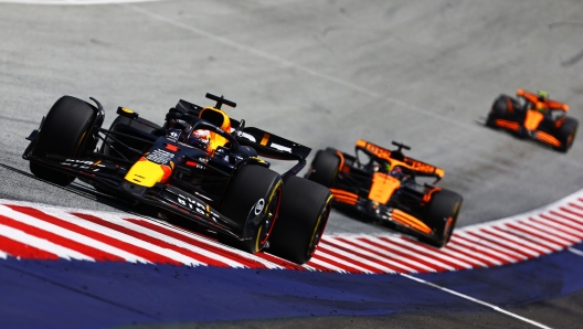 SPIELBERG, AUSTRIA - JUNE 29: Max Verstappen of the Netherlands driving the (1) Oracle Red Bull Racing RB20 leads Oscar Piastri of Australia driving the (81) McLaren MCL38 Mercedes during the Sprint ahead of the F1 Grand Prix of Austria at Red Bull Ring on June 29, 2024 in Spielberg, Austria. (Photo by Mark Thompson/Getty Images)