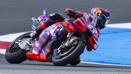 epa11443140 Spanish rider Jorge Martin of Prima Pramac Racing in action during the MotoGP free practice at the TT Circuit Assen, Netherlands, 28 June 2024. The 2024 TT Assen motorcycling grand prix is held on 30 June.  EPA/Vincent Jannink