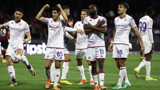 Fiorentina’s Alfred Duncan celebrates after scoring  0-2   during the Serie A soccer match between Salernitana and Fiorentina at the Arechi Stadium in Salerno, north west Italy - Sunday, April 21 , 2024. Sport - Soccer .  (Photo by Alessandro Garofalo/Lapresse)