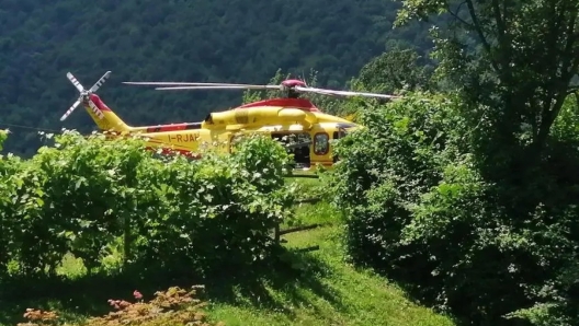 Un motociclista di 28 anni è morto dopo essersi scontrato con la moto guidata dal fratello. È accaduto in provincia di Brescia lungo la strada che costeggia il lago di Valvestino. I due motociclisti scendevano sulla provinciale verso Gargnano e lo schianto è stato terribile. Il 28enne è caduto nel dirupo che divide la strada dal lago sottostante con un volo di decine di metri, 30 giugno 2024.   NPK   GIORNALE DI BRESCIA   +++ATTENZIONE LA FOTO NON PUO' ESSERE PUBBLICATA O RIPRODOTTA SENZA L'AUTORIZZAZIONE DELLA FONTE DI ORIGINE CUI SI RINVIA+++   +++NO SALES; NO ARCHIVE; EDITORIAL USE ONLY+++