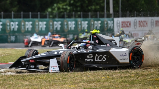 Nick Cassidy, Jaguar TCS Racing, Jaguar I-TYPE 6, touches the grass