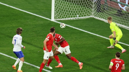 epaselect epa11418762 A ball from Kylian Mbappe of France (usneen) deflects on Maximilian Wober of Austria to score an own goal making it 0-1 during the UEFA EURO 2024 group D soccer match between Austria and France, in Dusseldorf, Germany, 17 June 2024.  EPA/GEORGI LICOVSKI