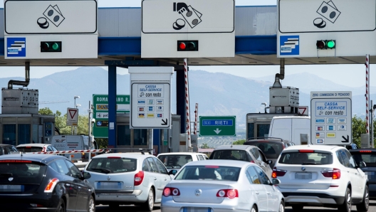 Automobili in coda al casello autostradale di Fiano Romano, 04 agosto 2019.  ANSA/ RAFFAELE VERDERESE