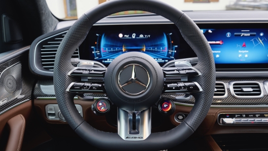 Mercedes-AMG GLE 53 HYBRID 4MATIC+ SUV (Energieverbrauch gewichtet, kombiniert: 29,9-28,6 kWh/100 km plus 1,5-1,3 l/100 km, Kraftstoffverbrauch kombiniert bei entladener Batterie: 10,9-10,3 l/100 km, CO₂-Emissionen gewichtet, kombiniert: 33-29 g/km, CO₂-Klasse gewichtet, kombiniert: B, CO₂-Klasse bei entladener Batterie: G). Interieur: Leder Nappa AMG bahiabraun / schwarz mit brauner Naht // Mercedes-AMG GLE 53 HYBRID 4MATIC+ SUV (energy consumption combined, weighted: 29.9-28.6 kWh/100 km plus 1.5-1.3 l/100 km, fuel consumption combined discharged battery: 10.9-10.3 l/100 km, CO₂ emissions combined weighted: 33-29 g/km, CO₂ class combined weighted: B | CO₂ class discharged battery: G). Interior: Leather Nappa AMG bahia brown