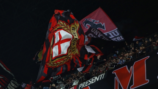 MILAN, ITALY - MARCH 08:  The AC Milan fans show their support during UEFA Europa League Round of 16 match between AC Milan and Arsenal at the San Siro on March 8, 2018 in Milan, Italy.  (Photo by Marco Luzzani/Getty Images)