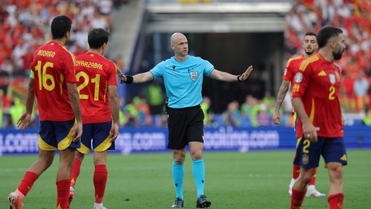 English referee Anthony Taylor calms Spain's players during the UEFA Euro 2024 quarter-final football match between Spain and Germany at the Stuttgart Arena in Stuttgart on July 5, 2024. (Photo by LLUIS GENE / AFP)