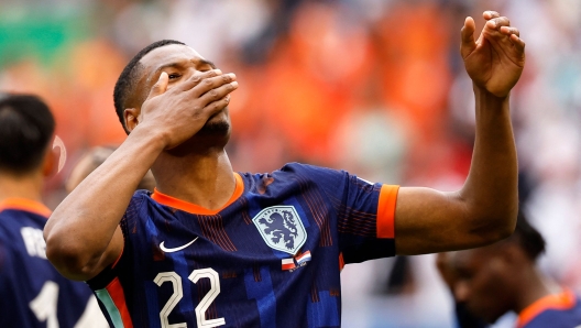 Netherlands' defender #22 Denzel Dumfries celebrates after winning the UEFA Euro 2024 Group D football match between Poland and the Netherlands at the Volksparkstadion in Hamburg on June 16, 2024. (Photo by Odd ANDERSEN / AFP)