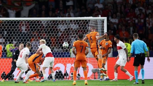 BERLIN, GERMANY - JULY 06: Stefan de Vrij of the Netherlands scores his team's first goal with a header during the UEFA EURO 2024 quarter-final match between Netherlands and Türkiye at Olympiastadion on July 06, 2024 in Berlin, Germany. (Photo by Alex Grimm/Getty Images)