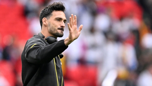 (FILES) Dortmund's German defender #15 Mats Hummels waves ahead of the UEFA Champions League final football match between Borussia Dortmund and Real Madrid, at Wembley stadium, in London, on June 1, 2024. Borussia Dortmund announced on June 14, 2024 defender Mats Hummels will leave after 13 years at the club. (Photo by INA FASSBENDER / AFP)