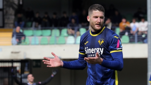 Foto Paola Garbuio/LaPresse 03 Marzo 2024 - Verona, Italia - sport, calcio - Hellas Verona vs Sassuolo- Campionato italiano di calcio Serie A TIM 2023/2024 - Stadio Marcantonio Bentegodi. Nella foto: Thomas Henry (9 Hellas Verona)  March 03, 2024 Verona ,Italy - sport, soccer - Hellas Verona vs Sassuolo - Italian Serie A TIM Football Championship 2023/2024 -  Marcantonio Bentegodi Stadium. In the pic:  Thomas Henry (9 Hellas Verona)