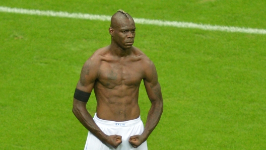 Italian forward Mario Balotelli celebrates after scoring the second goal during the Euro 2012 football championships semi-final match Germany vs Italy on June 28, 2012 at the National Stadium in Warsaw.   AFP PHOTO / GABRIEL BOUYS (Photo by GABRIEL BOUYS / AFP)