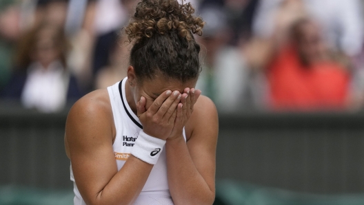 Jasmine Paolini of Italy reacts after she slipped over on court after attempting to play a return to Barbora Krejcikova of the Czech Republic during the women's singles final at the Wimbledon tennis championships in London, Saturday, July 13, 2024. (AP Photo/Mosa'ab Elshamy)     Associated Press / LaPresse Only italy and Spain