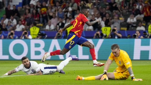 Spain's Nico Williams, center, celebrates after scoring the opening goal during the final match between Spain and England at the Euro 2024 soccer tournament in Berlin, Germany, Sunday, July 14, 2024. (AP Photo/Manu Fernandez)