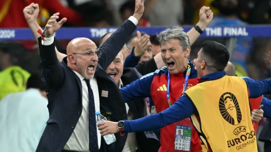 Spain's head coach Luis de la Fuente (L) celebrates with his assistants after winning at the end of the UEFA Euro 2024 final football match between Spain and England at the Olympiastadion in Berlin on July 14, 2024. (Photo by INA FASSBENDER / AFP)