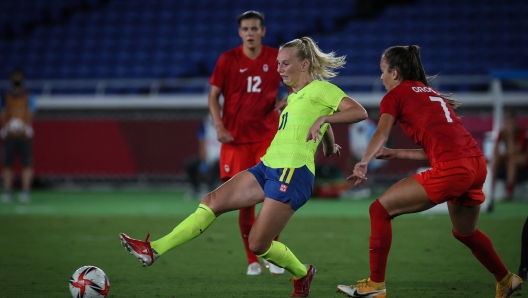 (11) Stina BLACKSTENIUS of Team Sweden competes for the ball with (7) Julia GROSSO of Team Canada during the match between Sweden and Canada on day fourteenth of the Tokyo 2020 Olympic Games at International Stadium Yokohama on August 06, 2021 in Yokohama, Kanagawa, Japan (Photo by Ayman Aref/NurPhoto) (Photo by Ayman Aref / NurPhoto / NurPhoto via AFP)