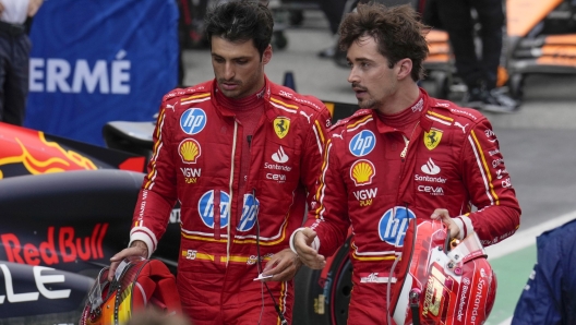 epa11432105 Scuderia Ferrari drivers Carlos Sainz Jr (L) and Charles Leclerc (R) talk after the Formula One Grand Prix of Spain at the Circuit de Barcelona-Catalunya racetrack circuit in Barcelona, Spain, 23 June 2024.  EPA/ALEJANDRO GARCIA