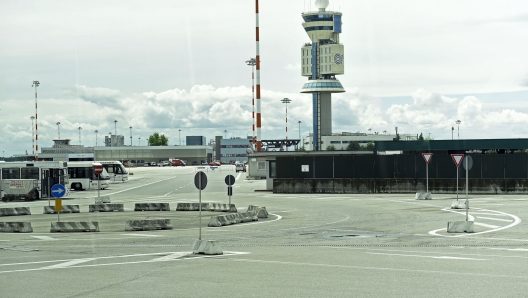 TORRE DI CONTROLLO ENAV    AEROPORTO MALPENSA - AEROPORTO MALPENSA UFFICIALMENTE INTITOLATO A SILVIO BERLUSCONI - FOTO ARCHIVIO - fotografo: IMAGOECONOMICA