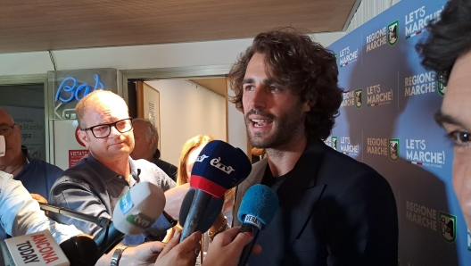 Gianmarco Tamberi con la fidanzata Chiara Bontempi ad Ancona, 16 luglio 2024. Dopo i timori per l'infortunio l'azzurro migliora, e oggi diventa testimonial della sua Regione, le Marche. ANSA / Daniele Carotti