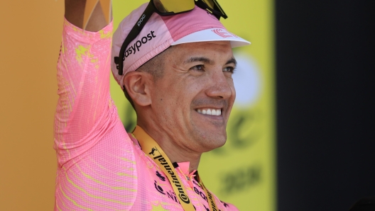 epa11483833 Ecuadorian rider Richard Carapaz of EF Education - EasyPost celebrates on the podium after winning the 17th stage of the 2024 Tour de France cycling race over 177km from Saint-Paul-Trois-Chateaux to Superdevoluy, France, 17 July 2024.  EPA/GUILLAUME HORCAJUELO