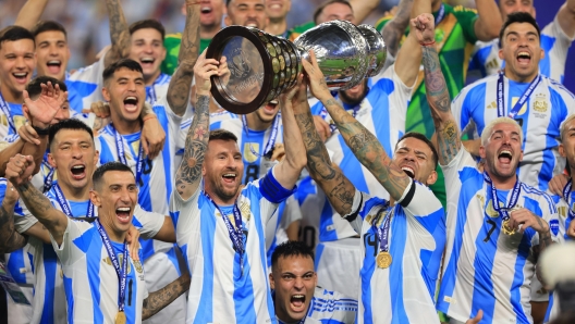 epaselect epa11479353 Argentina's Lionel Messi raises the trophy after winning the CONMEBOL Copa America 2024 final against Colombia, in Miami Gardens, Florida, USA, 14 July 2024. Argentina won 1-0 after a goal by striker Lautaro Martinez in extra time.  EPA/CRISTOBAL HERRERA-ULASHKEVICH