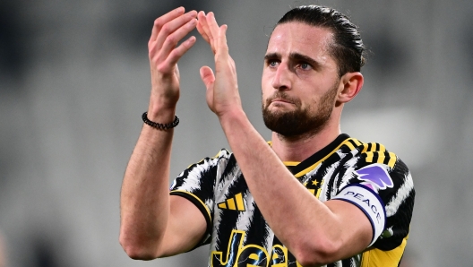 (FILES) Juventus French midfielder Adrien Rabiot greets fans at the end of the Italian Serie A football match between Juventus and Udinese at the Allianz Stadium in Turin on February 12, 2024. Adrien Rabiot is no longer a Juventus player after the Serie A club's sporting director Cristiano Giuntoli confirmed on July 18, 2024, that the France midfielder's contract would not be renewed. (Photo by MARCO BERTORELLO / AFP)