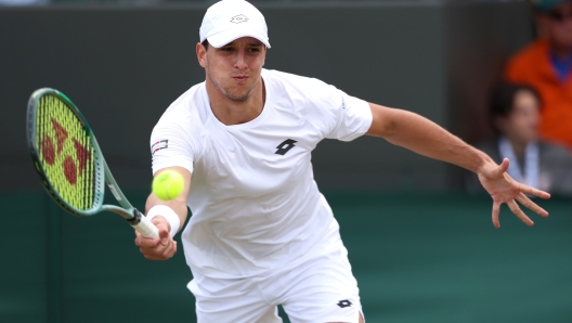 LONDON, ENGLAND - JULY 04: Luciano Darderi of Italy plays a forehand against Lorenzo Musetti of Italy in the Gentlemen's Singles second round match during day four of The Championships Wimbledon 2024 at All England Lawn Tennis and Croquet Club on July 04, 2024 in London, England. (Photo by Sean M. Haffey/Getty Images)