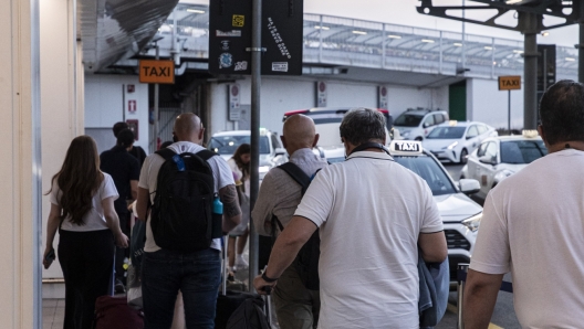 Code passeggeri in cerca di Taxi a Linate Milano - Italia - Cronaca Lunedì, 08 Luglio, 2024 (Foto di Marco Ottico/Lapresse)  Passenger queues looking for Taxi at Linate Milan, Italy - News Monday, July 08, 2024 (Photo by Marco Ottico/Lapresse)   - Code passeggeri in cerca di Taxi a Linate - fotografo: Marco Ottico