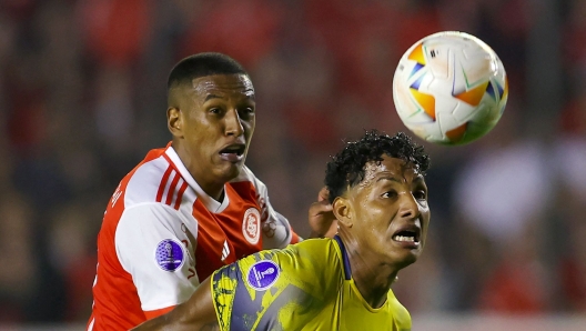 Internacional's defender Robert Renan (L) and Delfin's midfielder Jean Humanante (R) fight for the ball during the Copa Sudamericana group stage second leg football match between Brazil's Internacional and Ecuador's Delfin at the  Alfredo Jaconi Stadium in Caxias do Sul, Rio Grande do Sul state, Brazil, on June 8, 2024. (Photo by SILVIO AVILA / AFP)