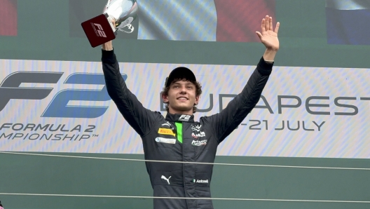 Andrea Kimi Antonelli festeggia sul gradino più alto del podio. Twitter @Formula2