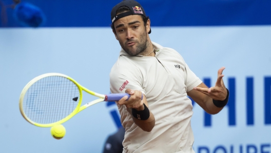 epa11490031 Matteo Berrettini of Italy in action during the final match against Quentin Halys of France at the Swiss Open tennis tournament in Gstaad, Switzerland, 21 July 2024.  EPA/PETER KLAUNZER