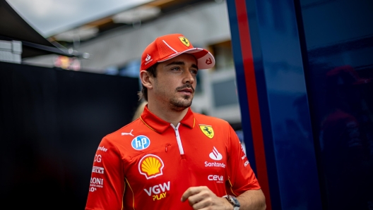 epa11490074 Scuderia Ferrari driver Charles Leclerc of Monaco arrives to Driver's Parade prior to the Formula One Hungarian Grand Prix at the Hungaroring circuit, in Mogyorod, near Budapest, 21 July 2024.  EPA/MARTIN DIVISEK