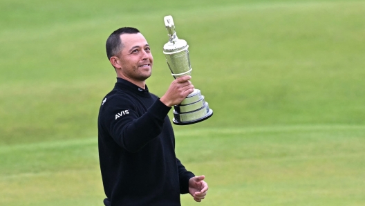 US golfer Xander Schauffele poses with the Claret Jug, the trophy for the Champion golfer of the year after winning the 152nd British Open Golf Championship at Royal Troon on the south west coast of Scotland on July 21, 2024. (Photo by Paul ELLIS / AFP) / RESTRICTED TO EDITORIAL USE