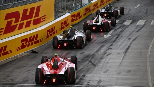 Nick Cassidy, Jaguar TCS Racing, Jaguar I-TYPE 6, leads Oliver Rowland, Nissan Formula E Team, Nissan e-4ORCE 04  (Nick Cassidy, Jaguar TCS Racing, Jaguar I-TYPE 6, leads Oliver Rowland, Nissan Formula E Team, Nissan e-4ORCE 04 , ASCII, 114 components