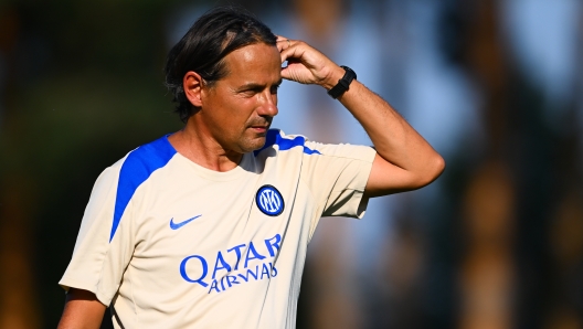 COMO, ITALY - JULY 20: Head Coach Simone Inzaghi of FC Internazionale looks on during the FC Internazionale training session at BPER Training Centre at Appiano Gentile on July 20, 2024 in Como, Italy. (Photo by Mattia Pistoia - Inter/Inter via Getty Images)