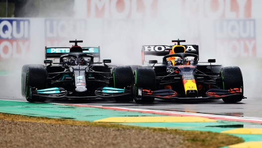 IMOLA, ITALY - APRIL 18: Lewis Hamilton of Great Britain driving the (44) Mercedes AMG Petronas F1 Team Mercedes W12 and Max Verstappen of the Netherlands driving the (33) Red Bull Racing RB16B Honda compete for position on track during the F1 Grand Prix of Emilia Romagna at Autodromo Enzo e Dino Ferrari on April 18, 2021 in Imola, Italy. (Photo by Bryn Lennon/Getty Images)